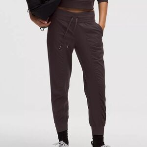 Lululemon NWT Dance Studio MR 7/8 Jogger // Size 4
